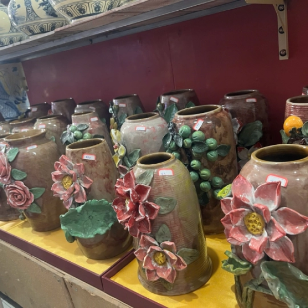 Lọ hoa đắp nổi thủ công